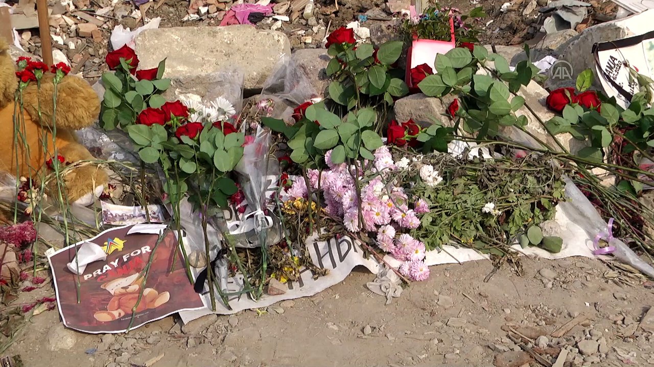 Ermenistan'ın saldırdığı Gence'de halk evlerini onarıyor