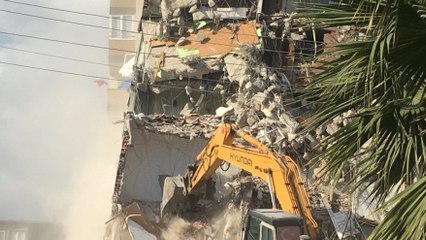 Depremde yan yatan binadan yardım çığlığı: Kapılar sıkıştı açamıyoruz