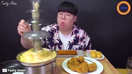 Ce pauvre homme se fait attaquer... par une fontaine à fromage