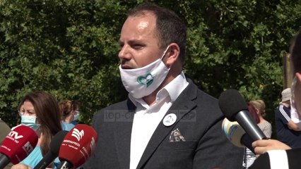 Top News - ​Kosovë/ Infermierët dhe mamitë dorëzojnë uniformat: Turni i natës të paguhet 36 euro