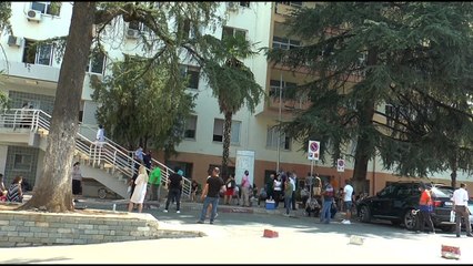 Vëzhgimi i Report Tv/ Familjarët jashtë QSUT-së presin një lajm të mirë