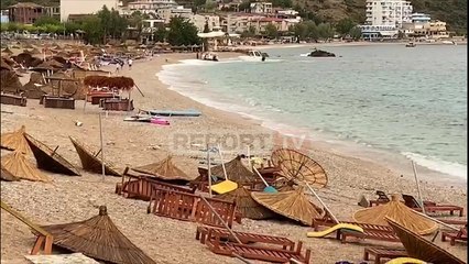 Çadra të shkulura, shezlonge të kthyera përmbys! Si duket bregdeti i Vlorës pas stuhisë