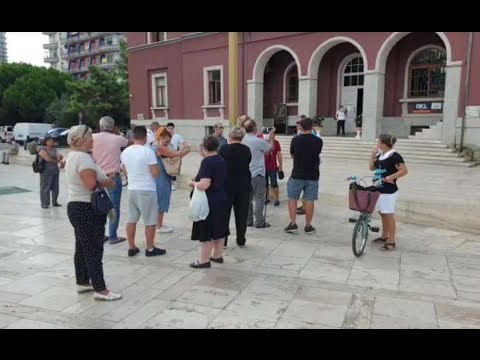 Ora News - Durrës, banorët protestë para bashkisë, kaos dhe pasiguri për dëmshpërblimet