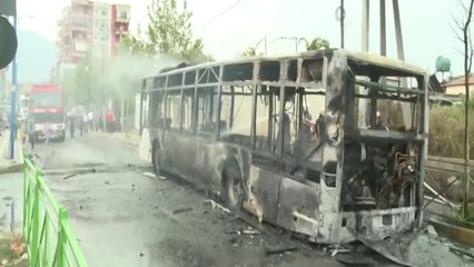 Download Video: Ora News - Paskuqan, autobusi merr flakë në ecje e sipër