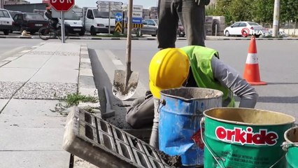 Bilinçsizce atılan izmarit ve ambalajlar yağmur suyu ızgaralarını tıkıyor