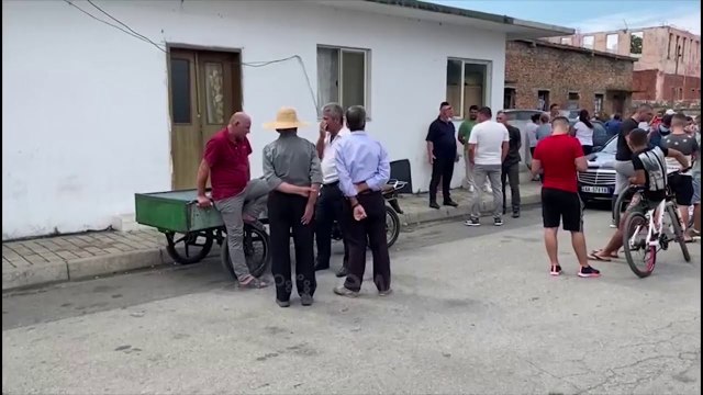 Ora News - Ndotja nga fabrika, familjarët në Lezhë kërkojnë largimin nga zona e banuar