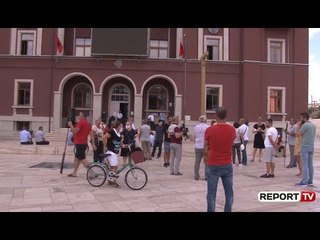 Rindërtimi pas tërmetit, banorët e Durrësit në protestë: Shembën pallatin përballë, dëmtuan tonin