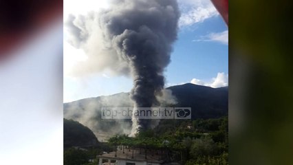 Skrapar, fasoneria në flakë/ Shpëtojnë punonjësit,nuk dihen shkaqet e zjarrit që shkrumboi gjithçka