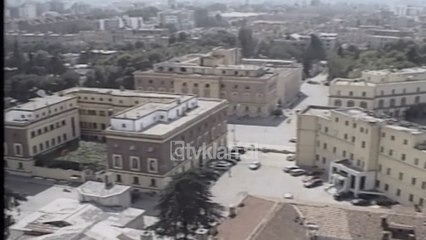 Qeveria shqyrton akuzat e opozites per listat e zgjedhesve - (25 Gusht 2000)