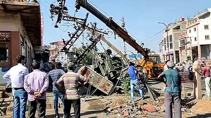 बजरी का डम्पर बिजली के पोल में घुसा, ट्रांसफार्मर का पोल क्षतिग्रस्त