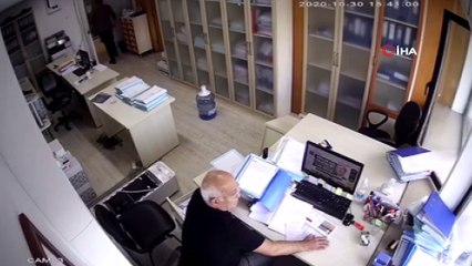 Deprem esnasında telefonla konuşan şahıs o anları böyle anlattı: 'Arkadaşımla telefonda konuşuyorduk. Sallanıyoruz dedim. 'Abi sallanmak güzel olur' dedi'
