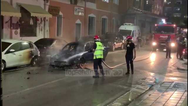Merr flakë “Audi” në Fier/ Qytetarët të frikësuar, makina u dogj në një zonë shumë të populluar