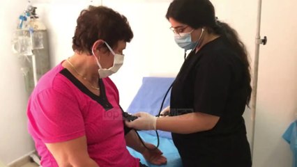 Rreziku nga temperaturat e larta/ Mjekët: Pushuesit të bëjnë kujdes në plazh ...