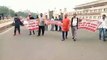 अर्णव की गिरफ्तारी को लेकर आशियाना स्थित इको गार्डन में लोगों ने किया प्रदर्शन