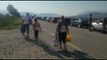 Ora News - Kaosi në Kakavijë, Kryebashkiaku i Gjirokastrës u shpërndan ujë qytetarëve