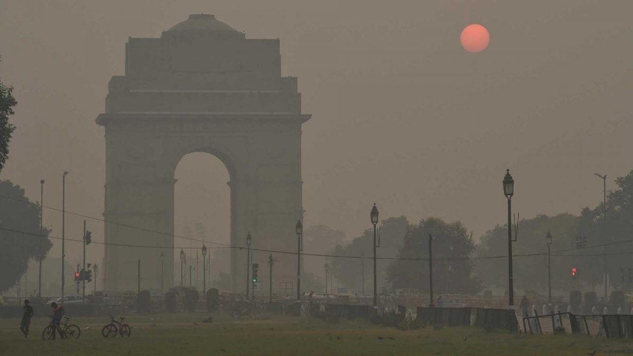 Smoke covers India gate, Ground report on pollution in Delhi