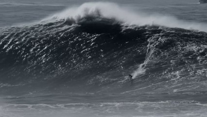 La surfeuse Justine Dupont dompte une nouvelle vague géante à Nazaré !
