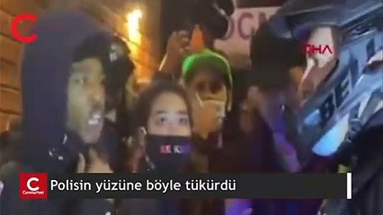 ABD'de sokaklarında seçim gerilimi: Kadın protestocu polisin yüzüne tükürdü