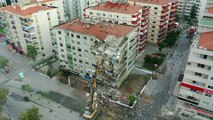 (DRONE) İzmir'de ağır hasarlı binaların yıkımı devam ediyor