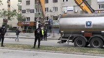 İzmir'de ağır hasarlı binaların yıkımı devam ediyor