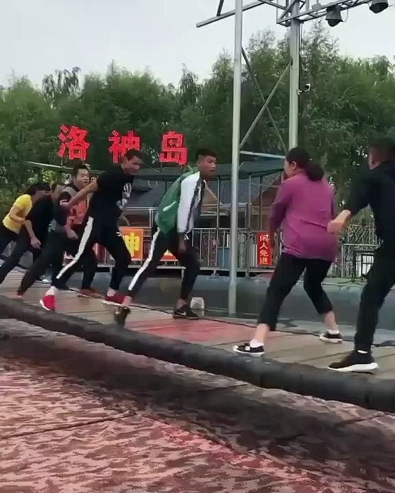 En « lévitation » sur une passerelle suspendue