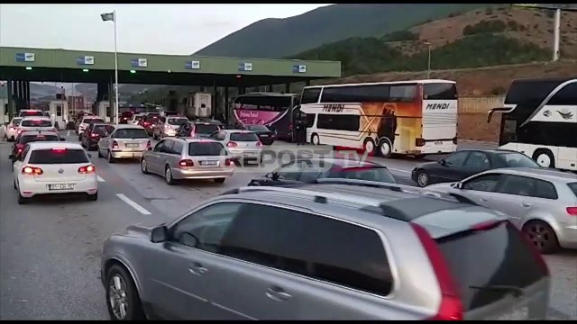 Fluks makinash në pikën kufitare të Morinës, mijëra pushues kosovarë presin të kalojnë kufirin