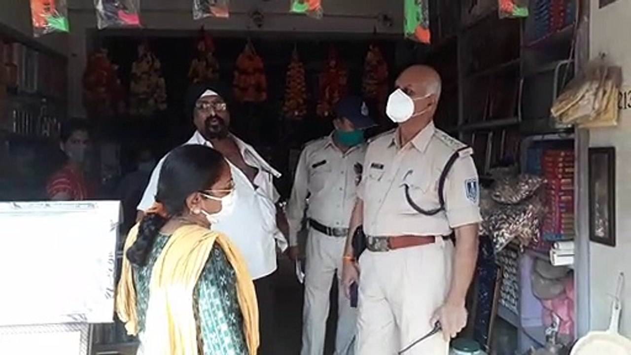 तहसीलदार द्वारा चीनी आइटम और भगवान की फोटो वाले पटाखों का निरिक्षण किया गया