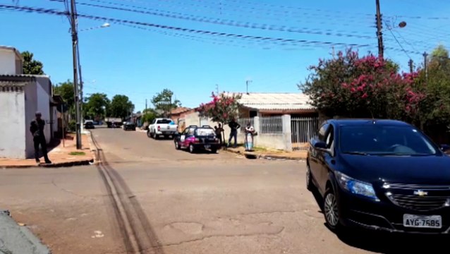 Carros batem em cruzamento no Bairro Interlagos
