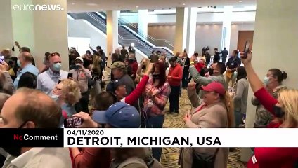 „Zählen einstellen!“: Demonstranten setzen Wahlhelfer unter Druck