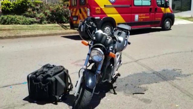 Motociclista tem lesão grave após se envolver em colisão com caminhão