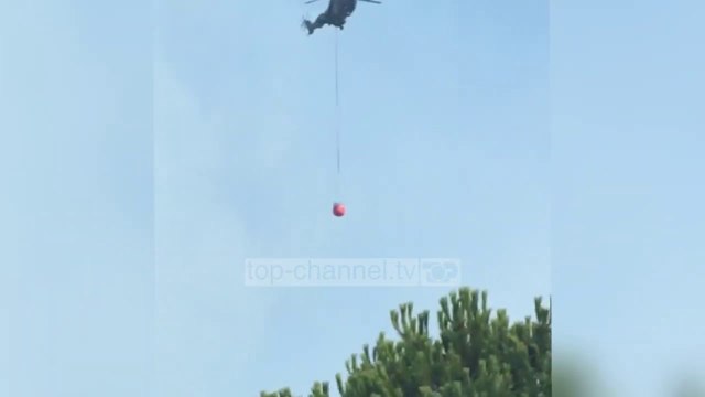 Zjarri mes Mallakastrës dhe Roskovecit, Helikopteri Cougar i FA nisi punën për shuarjen e flakëve
