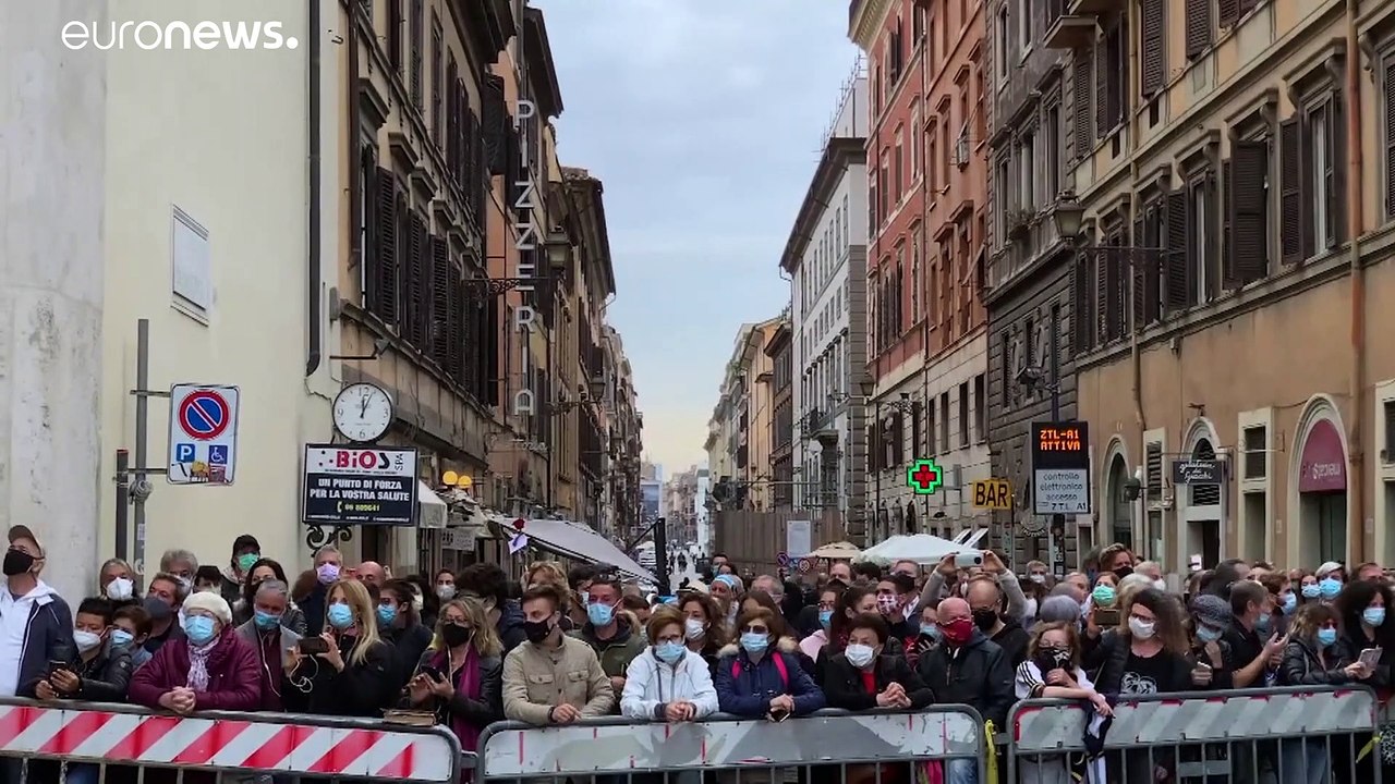 "Ciao Gigi, a presto". I funerali di Gigi Proietti, cala il sipario sull'ultimo re di Roma
