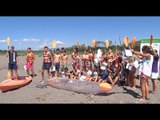 Ora News - Të rinjtë pastrojnë plazhin e Velipojës, kërkohet lidhja e tyre me mjedisin