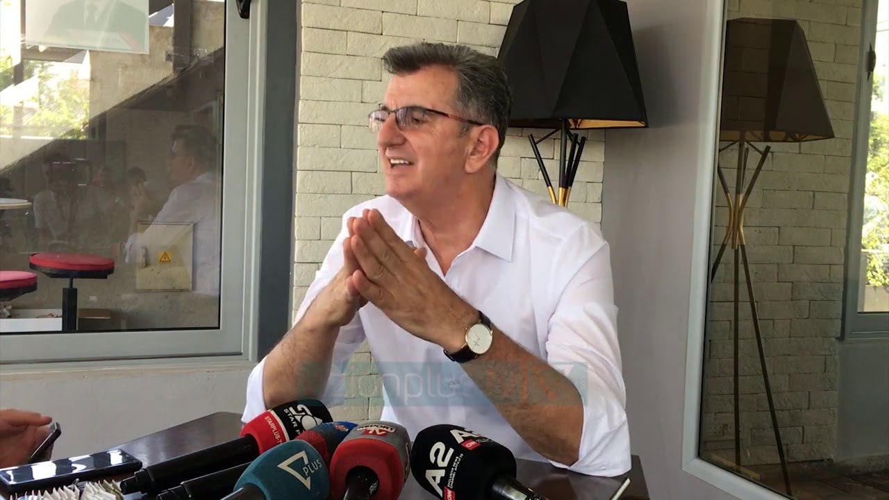 Shqiptaret synojne dy deputete “Jo bashkepunim me forcat pro Serbe”  - Vizion Plus