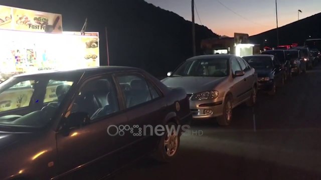 Ora News - Shqiptarët do ta kalojnë natën në kufi në pritje të hapjes së traut nga Greqia nesër