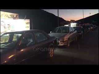 Ora News - Shqiptarët do ta kalojnë natën në kufi në pritje të hapjes së traut nga Greqia nesër
