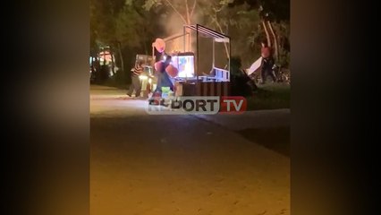 Shpërthen kioska e kokoshkave në parkun e Liqenin Artificial, qytetarët mundohen të shuajnë