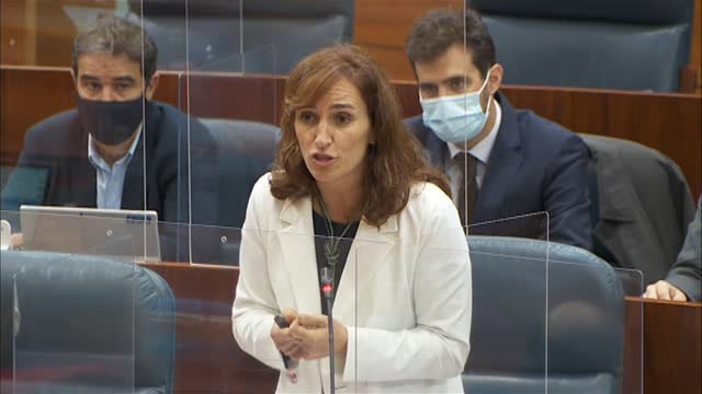 Rifirrafe entre Mónica García e Isabel Díaz Ayuso en la Asamblea de Madrid