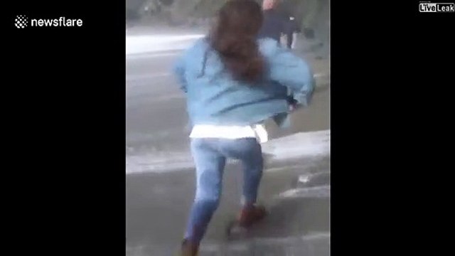 Ils se font balayer par une belle vague en bord de plage... pas assez rapide