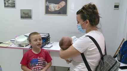 Qumështi i gjirit gjatë pandemisë/ Mjekët: Ushqejini foshnjat, ka antitrupa