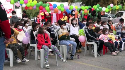 Çadırda kalan çocuklar depremin izlerini bir anlığına da olsa unuttu