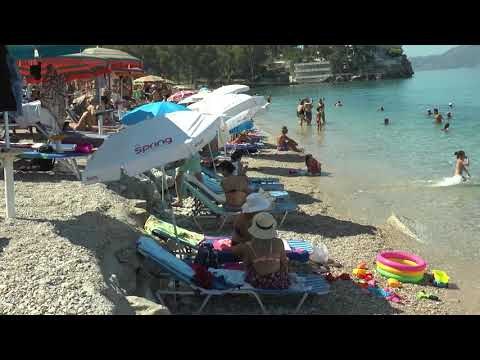 VLORE TURISTET VIJOJNE TE FREKUENTOJNE PLAZHIN EDHE NE FUND TE GUSHTIT