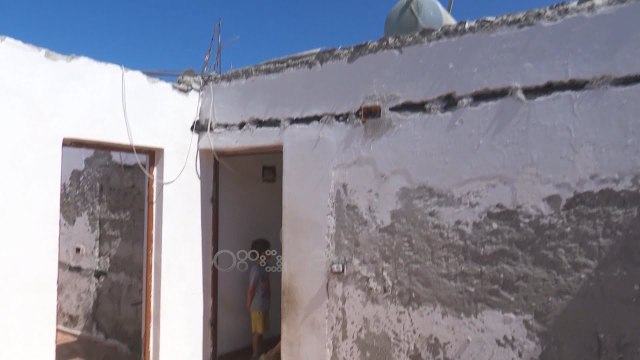 Ora News - Banesa iu shemb nga tërmeti, nëna i ankohet PD-se: Askush s’ma ndërton me 5 mln lekë?