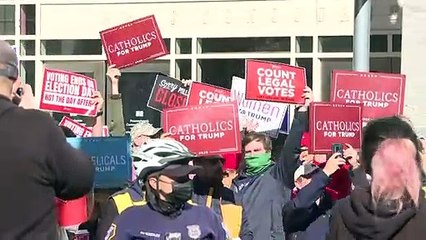 بايدن يقترب من الفوز وفريق ترامب يرفض النتيجة