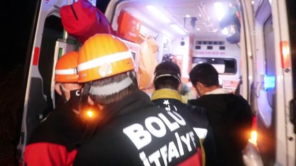 Kaza yapan sürücü ayakkabılarını yalın ayak kalan yolcuya giydirdi - BOLU
