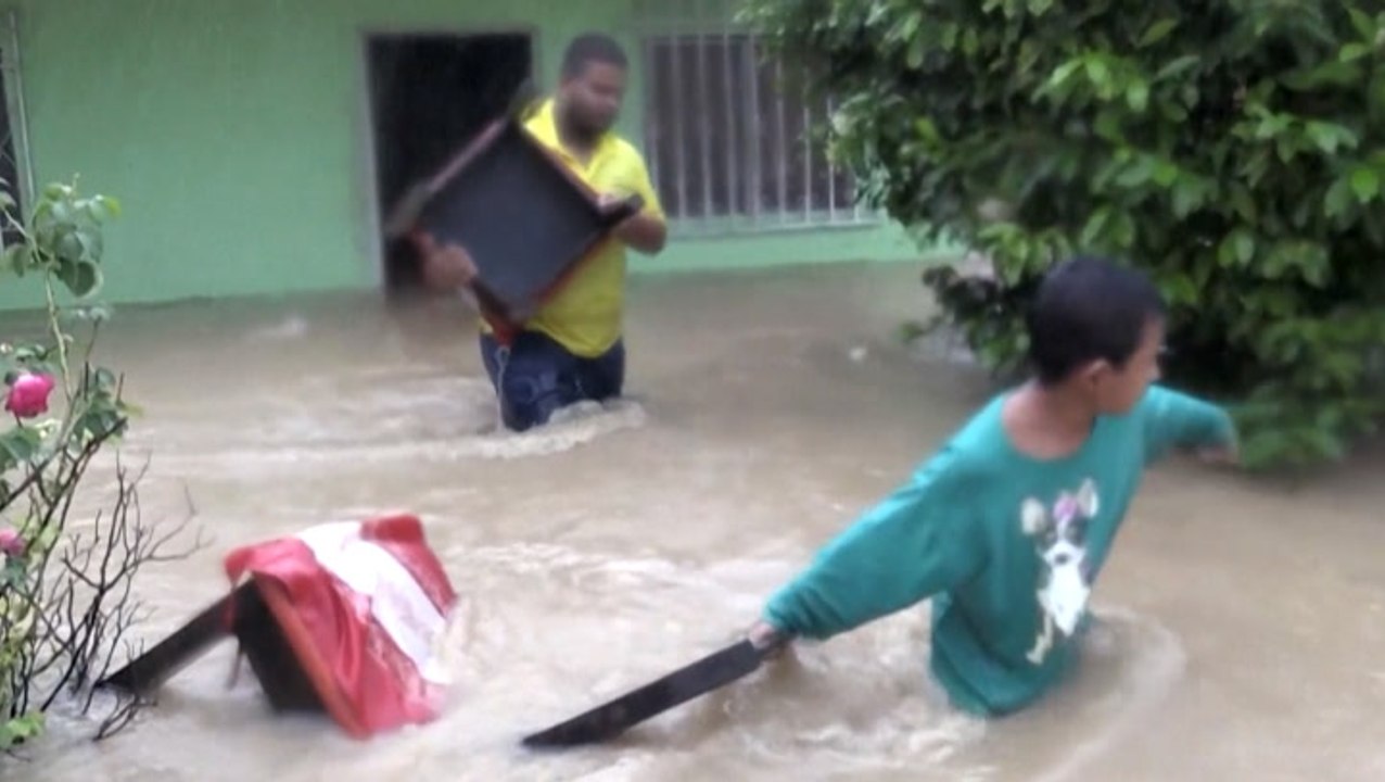 Families evacuate flooded homes amid Eta flooding