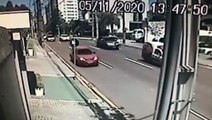 Motorista perde controle e foge após bater contra poste em Curitiba