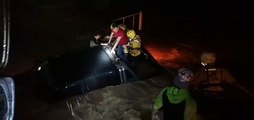 Rescatan a pasajeros de auto de morir ahogados en inundación: uno es no vidente