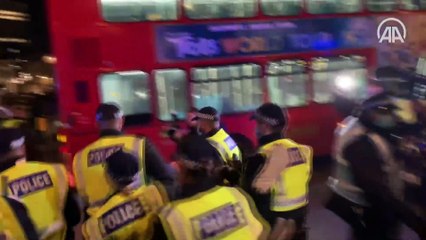 Londra'daki koronavirüs protestosunda gözaltı