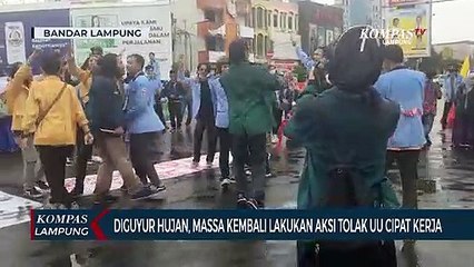 Diguyur Hujan, Massa Kembali Lakukan Aksi Tolak UU CIpta Kerja